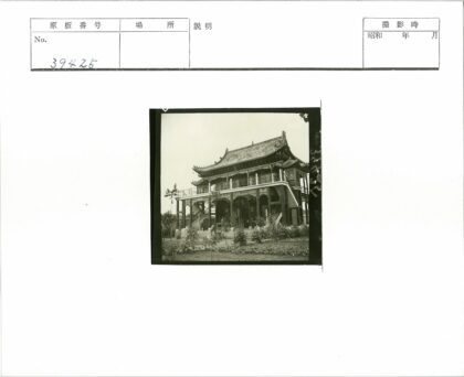 传统亚洲建筑与花园景观.jpg