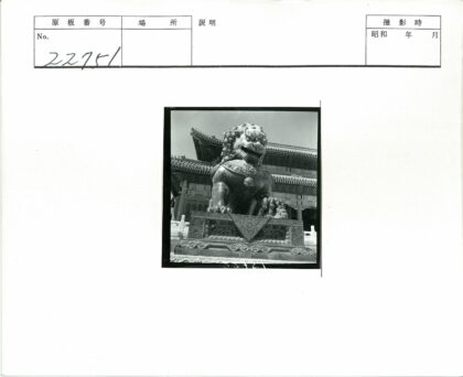 传统亚洲建筑前巨型石狮雕像.jpg
