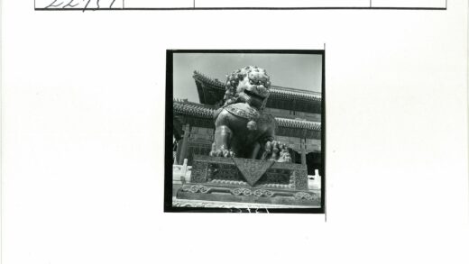传统亚洲建筑前巨型石狮雕像.jpg