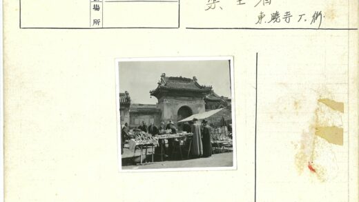 传统亚洲建筑前市场摊位.jpg