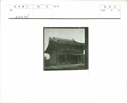 传统亚洲建筑晴空下.jpg