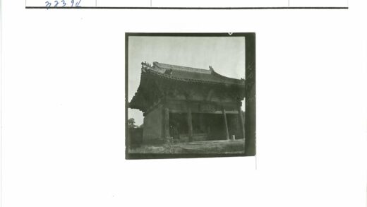 传统亚洲建筑晴空下.jpg