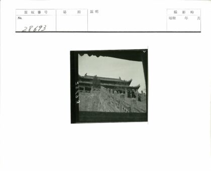 传统亚洲建筑石阶与华丽屋顶.jpg