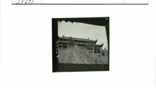 传统亚洲建筑石阶与华丽屋顶.jpg