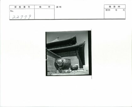 传统亚洲建筑青铜瓮装饰屋顶.jpg