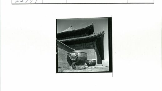 传统亚洲建筑青铜瓮装饰屋顶.jpg