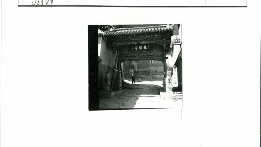 传统亚洲木门与石砌小路.jpg