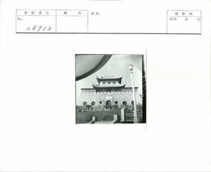 传统亚洲石筑与瓦顶庭院.jpg