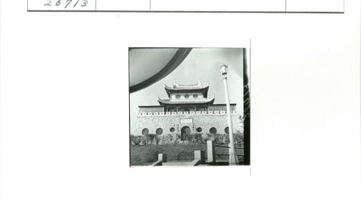传统亚洲石筑与瓦顶庭院.jpg