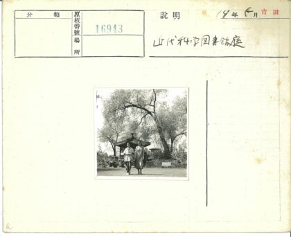 传统亭前两女子与长凳.jpg
