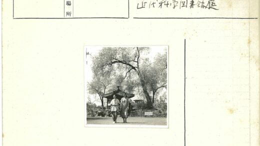 传统亭前两女子与长凳.jpg