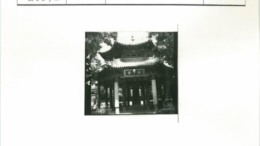传统亭子与自然景观.jpg