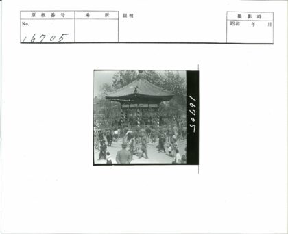 传统亭子人群聚集绿树背景.jpg