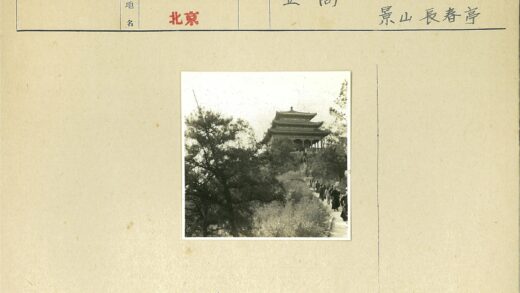 传统亭子林间小路人群.jpg
