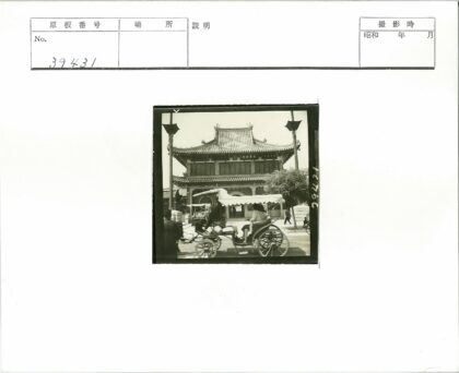 传统人力车与中式建筑.jpg