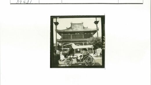 传统人力车与中式建筑.jpg