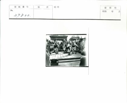 传统仪式面具舞蹈历史建筑前.jpg