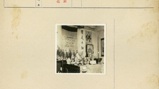 传统佛教祭坛与仪式物品展示.jpg