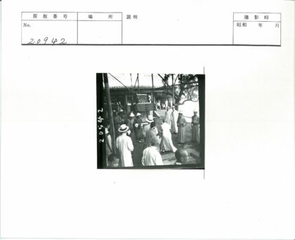 传统僧侣聚集瓦顶建筑前.jpg
