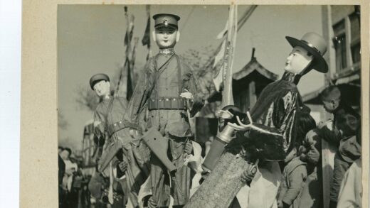 传统军装木偶户外游行.jpg