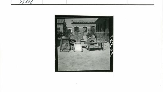 传统农具与乡村砖房风景.jpg