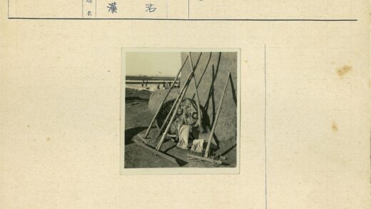 传统农具耙子与编织篮子田间劳作.jpg