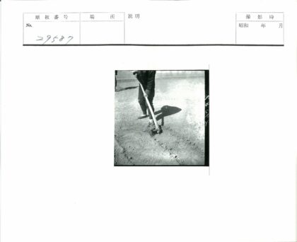 传统农耕锄土劳作.jpg