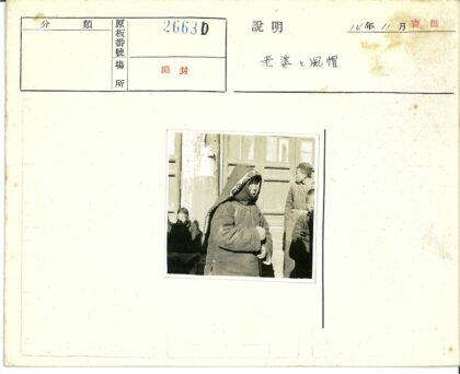 传统冬装人群与旧木屋.jpg