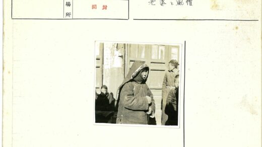 传统冬装人群与旧木屋.jpg