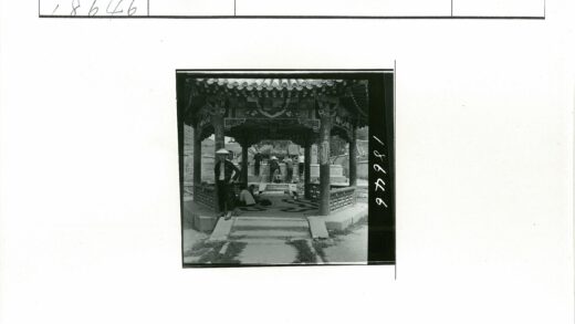 传统凉亭聚会人群.jpg