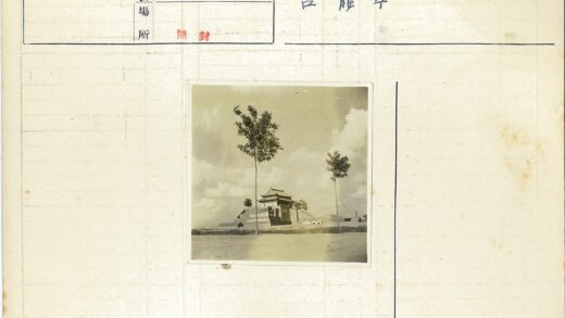 传统分层建筑与草地树木.jpg