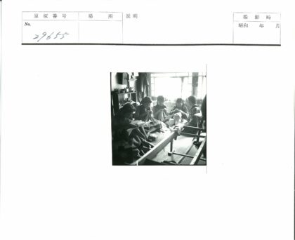 传统刺绣工匠围坐木框刺绣.jpg