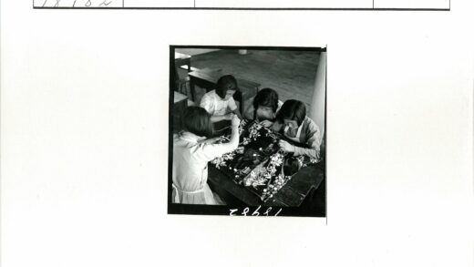 传统刺绣工艺四人专注创作.jpg