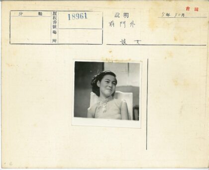 传统刺绣服饰微笑女子肖像.jpg