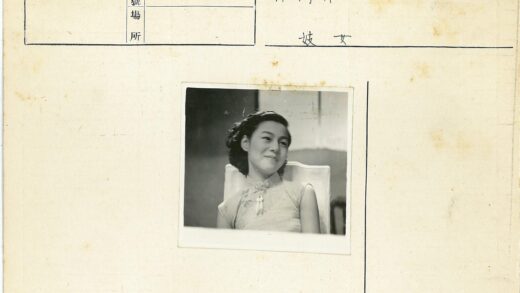 传统刺绣服饰微笑女子肖像.jpg