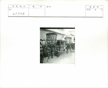 传统刺绣轿子与人力车街景.jpg