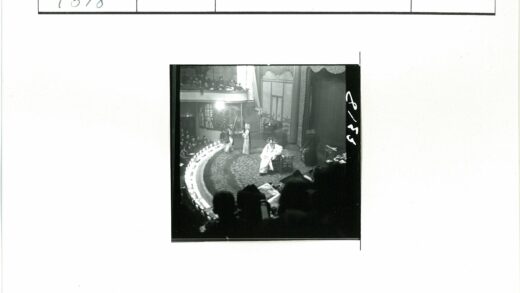 传统剧场表演与观众互动场景.jpg