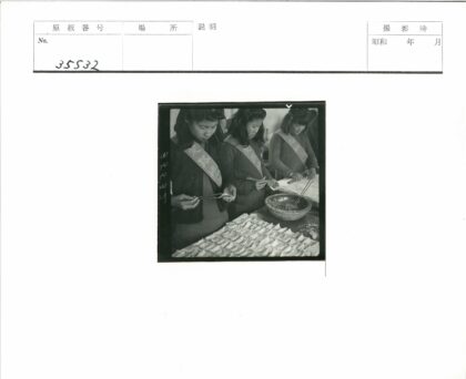 传统包饺子家庭聚会.jpg