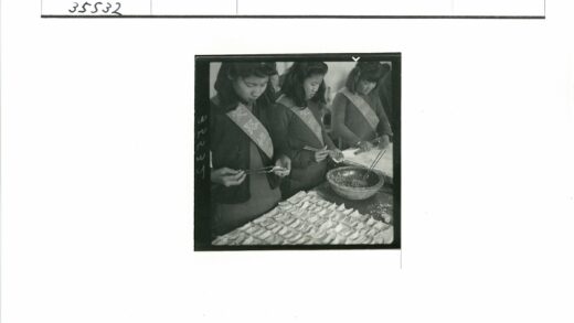 传统包饺子家庭聚会.jpg