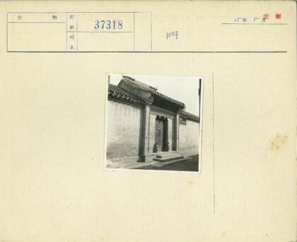 传统华丽砖墙入口与石像.jpg