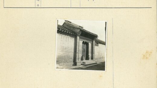 传统华丽砖墙入口与石像.jpg