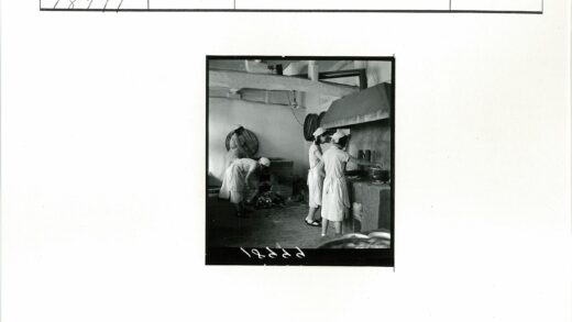 传统厨房妇女烹饪场景.jpg
