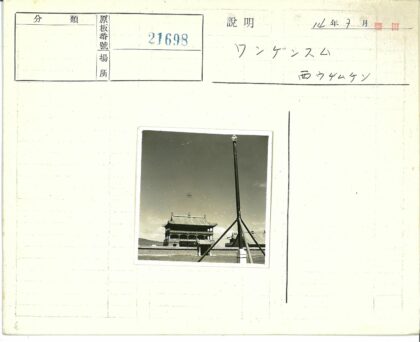 传统双屋檐建筑与高杆景观.jpg