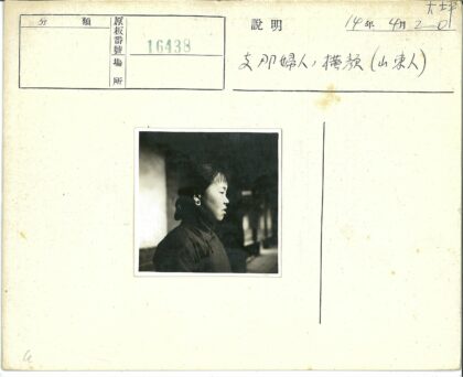 传统发型男子侧影与建筑背景.jpg