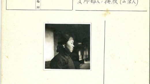 传统发型男子侧影与建筑背景.jpg