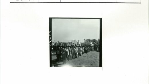 传统和服人群排队尘土飞扬空地场景.jpg