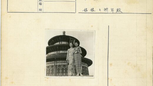 传统圆楼前合影的妇女.jpg