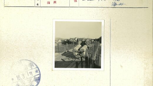 传统圆锥帽人过窄桥.jpg