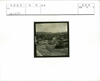 传统圆顶屋村庄蜿蜒道路.jpg