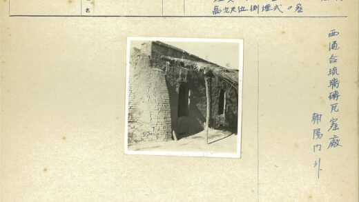 传统土坯茅草屋建筑.jpg